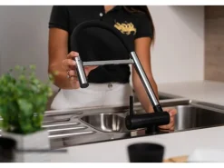 VIZIO Wasserhahn Vorfenster Küchenarmatur Umklappbar 45 CM mit 360° Schwenkbarem Auslauf Abnehmbare 2 Strahl Handbrause Chrom und Schwarz Matt